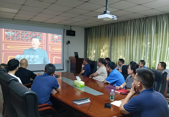 观看抗战胜利80周年阅兵 凝聚奋进力量